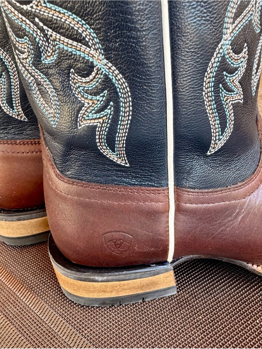 NWOT ARIAT WOMEN'S SHOWDOWN WESTERN BOOTS - BROAD SQUARE TOE - Picture 4 of 11